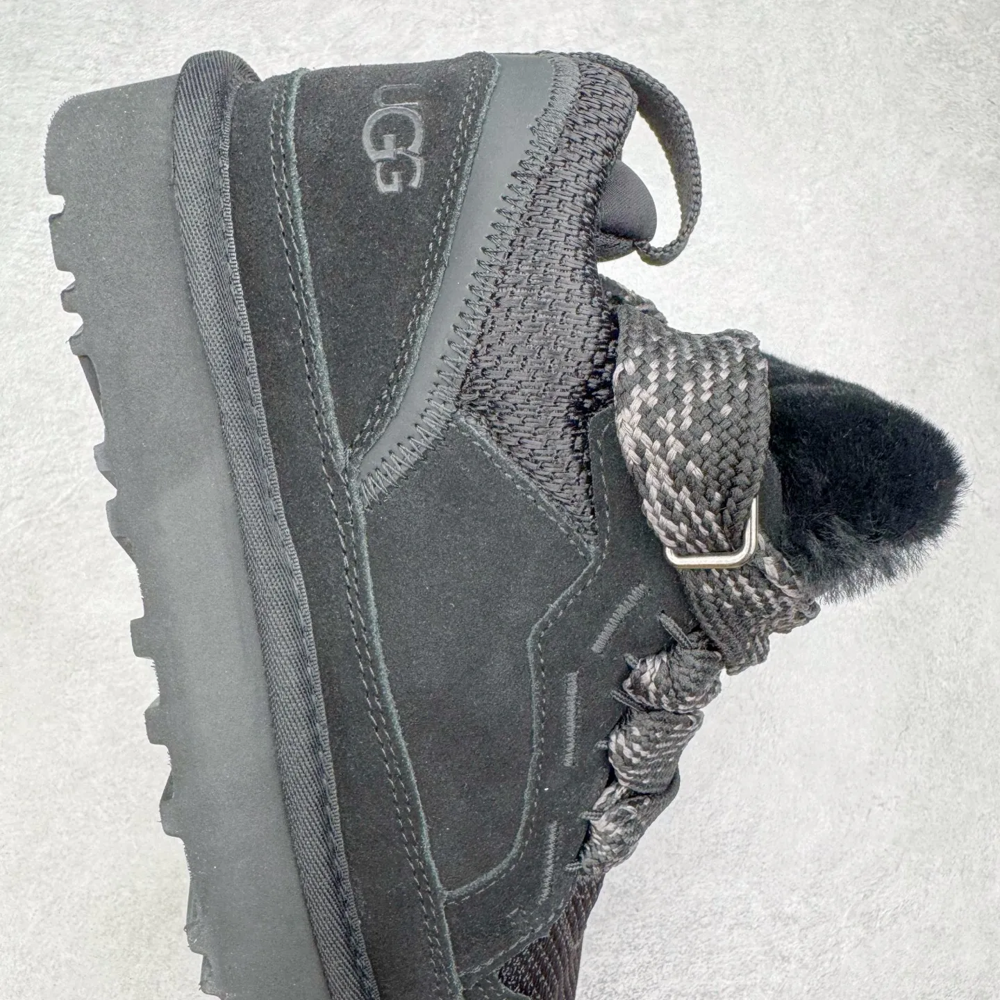 Pick up locally 💰600 UGG 4032 Meyer autumn and winter sheepskin and fur integrated snow boots. All shoes are made from the same factory as ZP. Longfeng A-grade Australian imported sheepskin and fur integrated men's and women's boots. Brand OEM production line. Fully follow the ZP process. OEM original pattern maker. Adhering to the principle of no original shoes and no development selection. Pay attention to every detail. The most authentic version on the market TREADLITE "Light Wing" technology outsole. Lightweight/durable/flexible/pile size: 35 36 37 38 39 40 41 42 43 44 45 Coding: by3936010